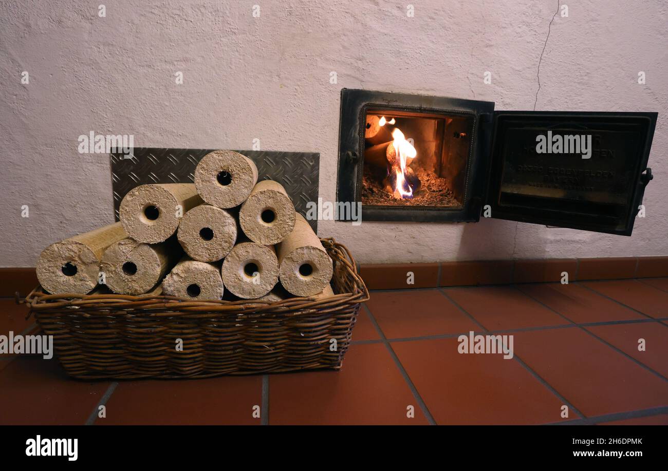 Kaufbeuren, Germany. 08th Nov, 2021. A wood stove is heated from the  hallway with wood briquettes. Credit: Karl-Josef Hildenbrand/dpa/Alamy Live  News Stock Photo - Alamy