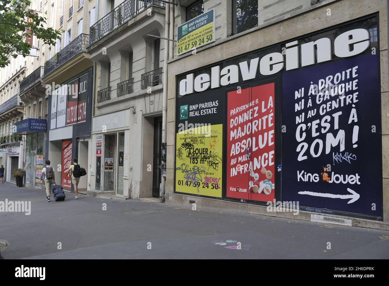 FRANCE. PARIS (75) 6TH DISTRICT. SAINT-MICHEL BLVD. DELAVEINE STORE CLOSED,  THE CLOTHING SECTOR PARTICULARLY SUFFERED FOLLOWING THE COVID-19 PANDEMIA  Stock Photo - Alamy