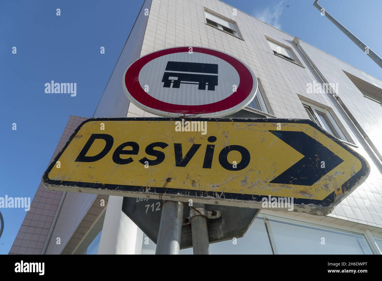 Low angle shot of a detour sign in front of the wall Stock Photo