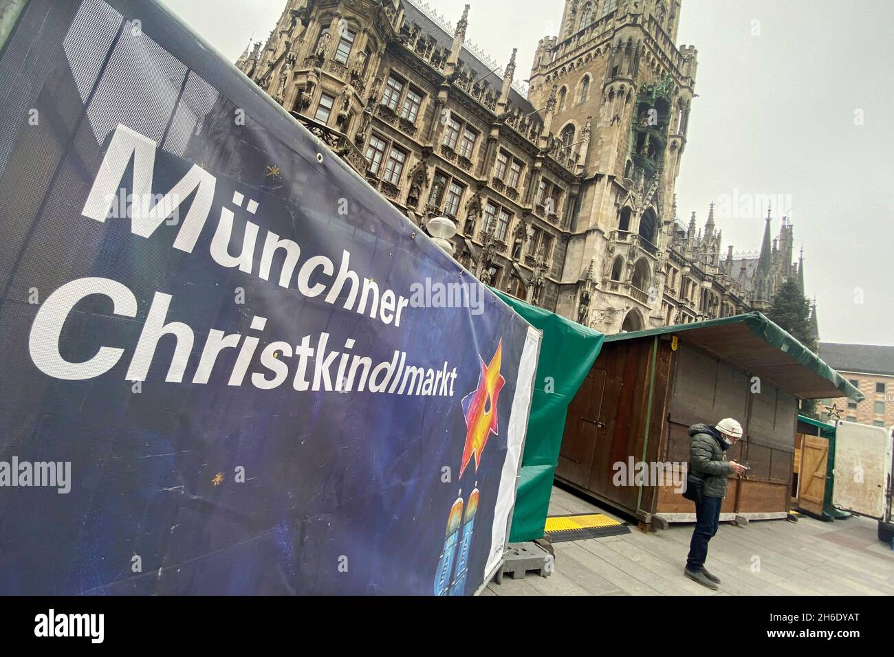 Workers set up the stands, set up the Munich Christmas market on Marienplatz in Munich on November 15, 2021. Stock Photo