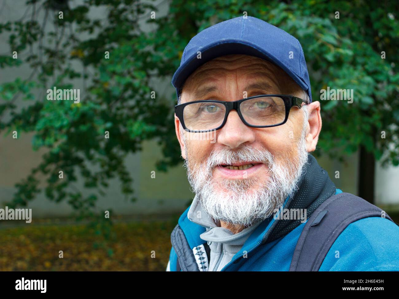 Old man grey beard glasses hi-res stock photography and images - Alamy