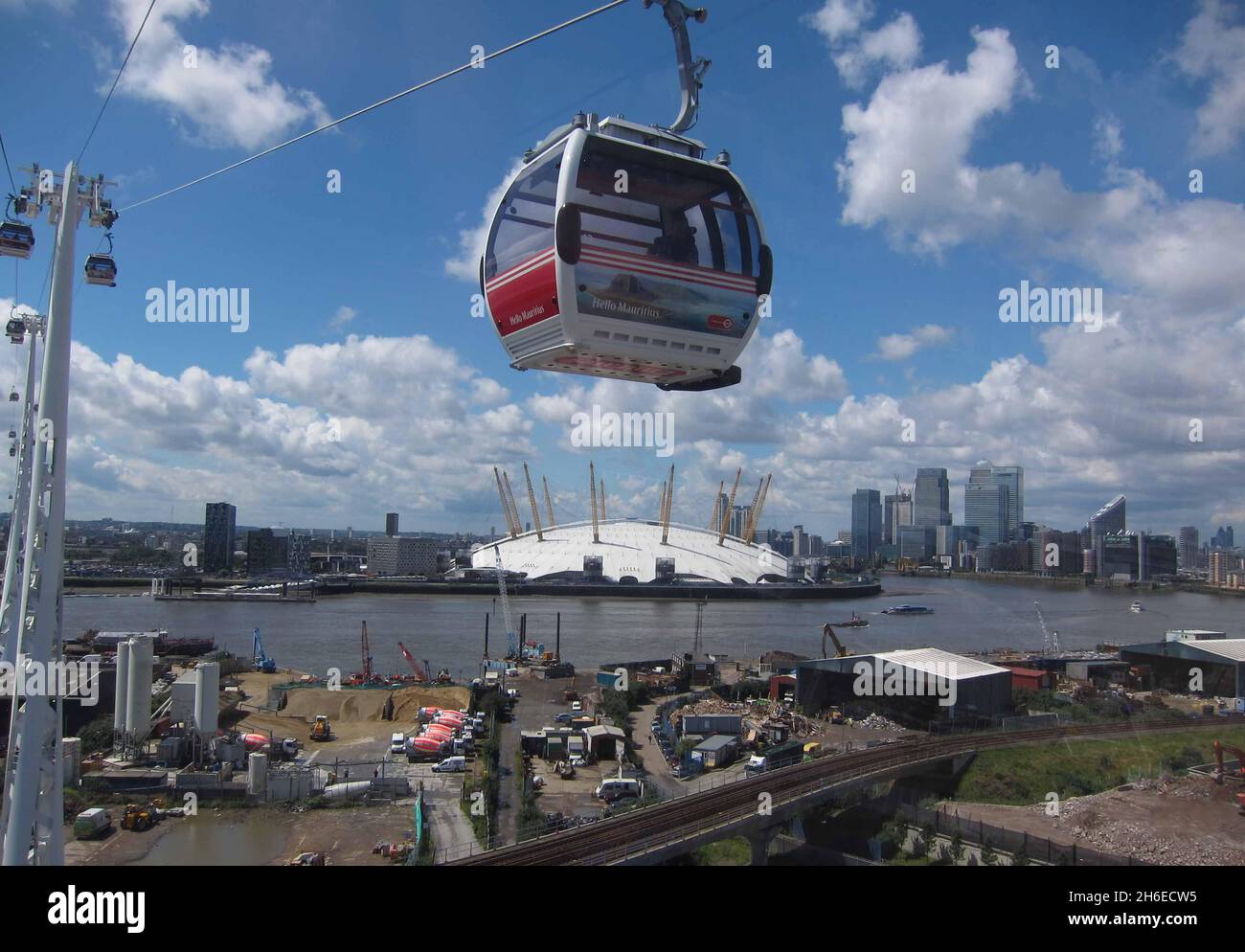 the-emirates-cable-car-in-london-stock-photo-alamy