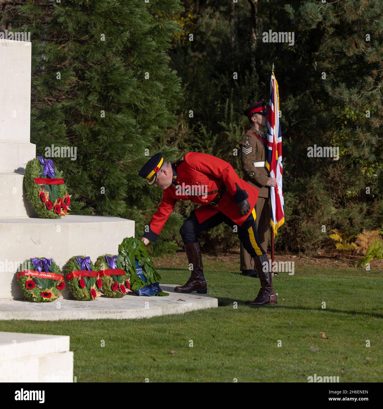 Inspector Wayne Stevenson of the Royal Canadian Mounted Police lays a  wreath at Brookwood CWGC Cemetery on Remembrance Day 2021 Stock Photo