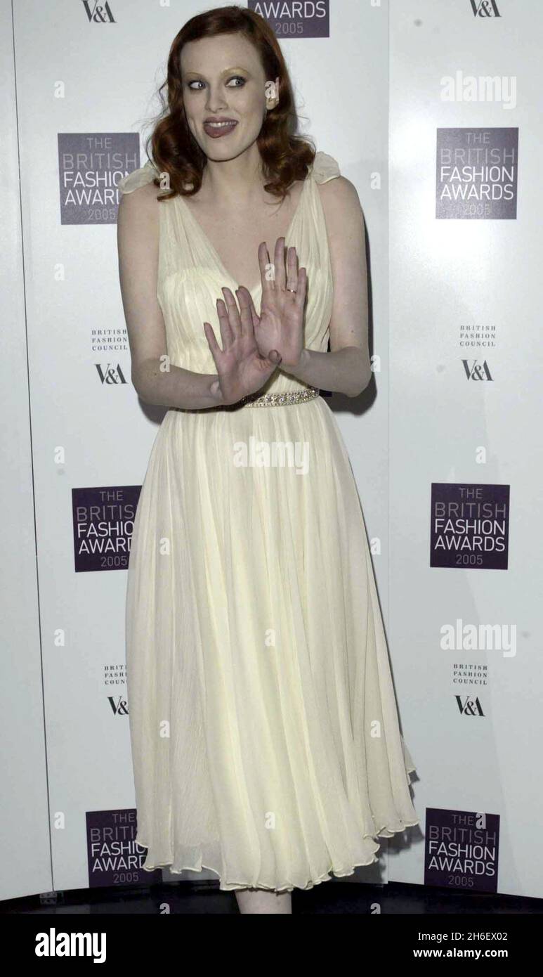 Karen Elson at the British Fashion Awards 2005 at the Victoria and Albert museum, London. Jeff Moore/allactiondigital.com        Stock Photo