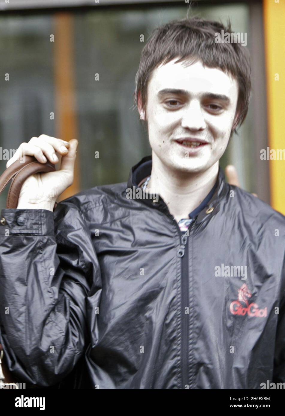Pete Doherty pictured leaving Thames Magistrates Stock Photo Alamy