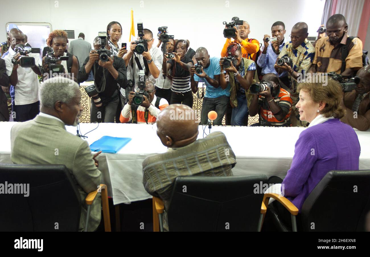 Kofi Annan with Archbishop Desmond Tutu and Mary Robinson Stock Photo ...