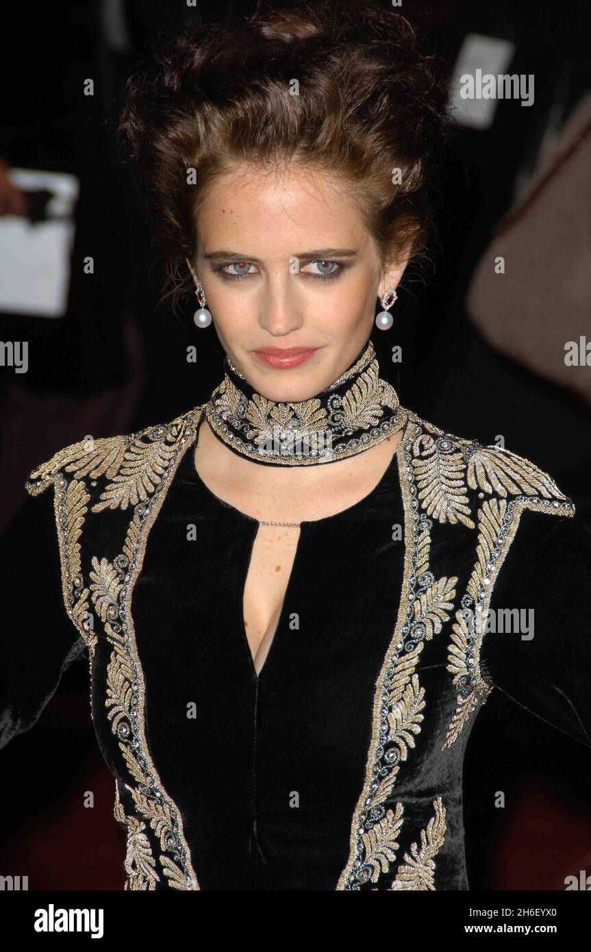 Eva Green arriving at the World Premiere of the new James Bond film, Casino Royale, Odeon Cinema, Leicester Square, central London, November 14, 2006. Jeff Moore/EMPICS Entertainment  Stock Photo