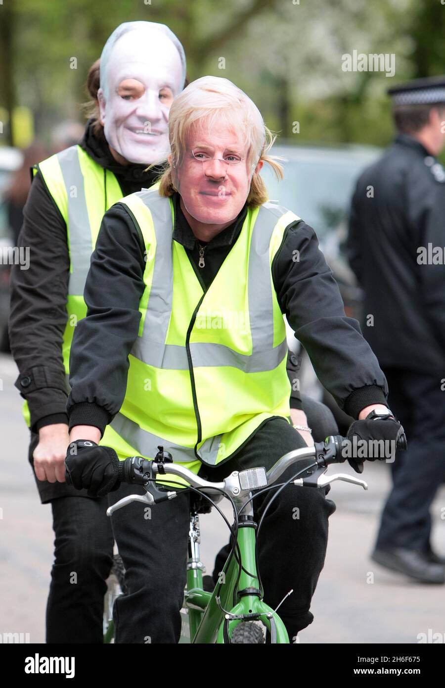 Conservative mayoral candidate Boris Johnson is spotted out canvassing commuters at London Bridge early this morning in a last minute attempt to win votes for the Mayor of London elections today. *** Local Caption *** Stock Photo