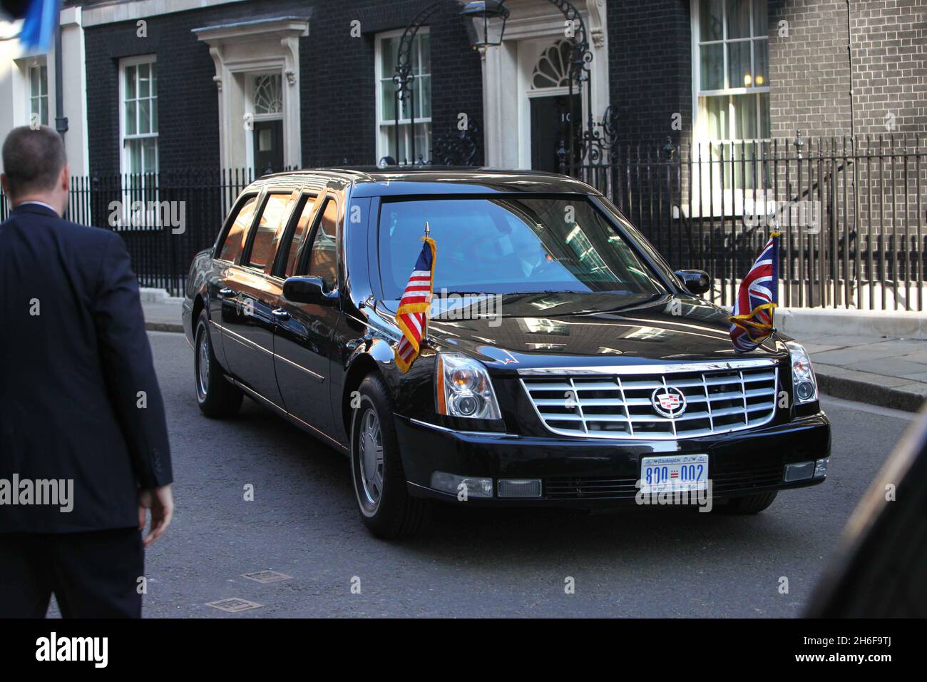 US President Barack Obama's car arrrives outside 10 Downing Street Stock Photo