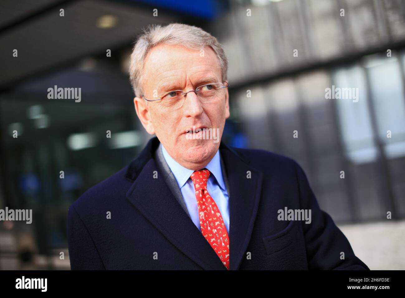 Sir Christopher Meyer , Britain's ambassador to Washington from 1997 to 2003, leaves the Iraq war inquiry in London this afternoon after giving evidence Stock Photo