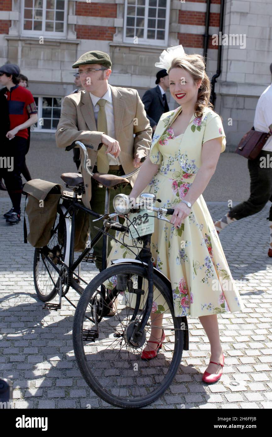 The 2nd Annual Tweed Run took place in London today. 400 ladies and gentlemen, dressed in plus-fours, Harris tweed jackets, merino wool team jerseys, silk cravats and jaunty flat caps, took a leisurely 14 mile ride across the capital enjoying all things quintessentially British from the bygone eras of the 1920s & 30s. Stock Photo