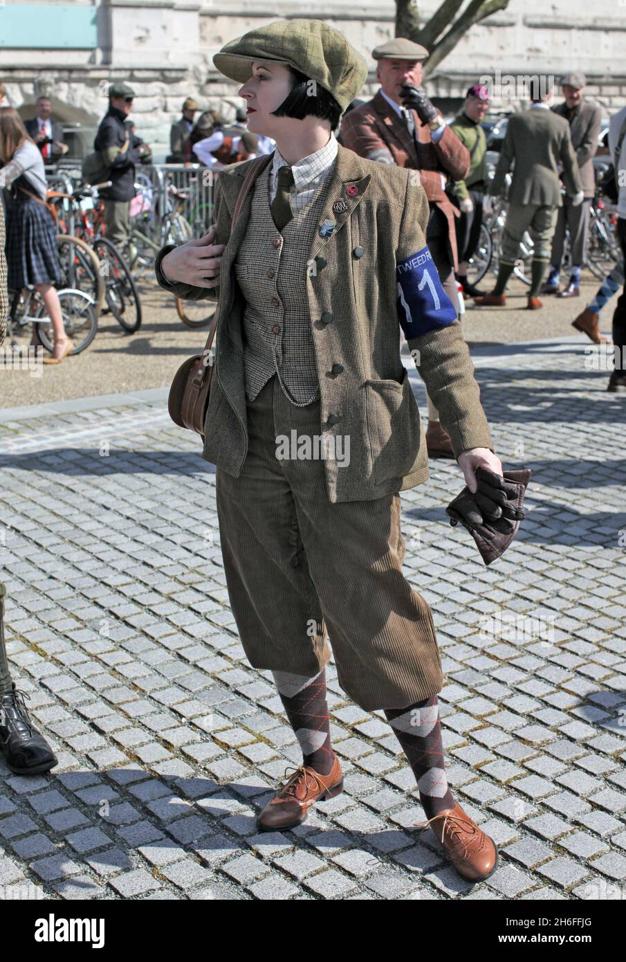 The 2nd Annual Tweed Run took place in London today. 400 ladies and  gentlemen, dressed in plus-fours, Harris tweed jackets, merino wool team  jerseys, silk cravats and jaunty flat caps, took a
