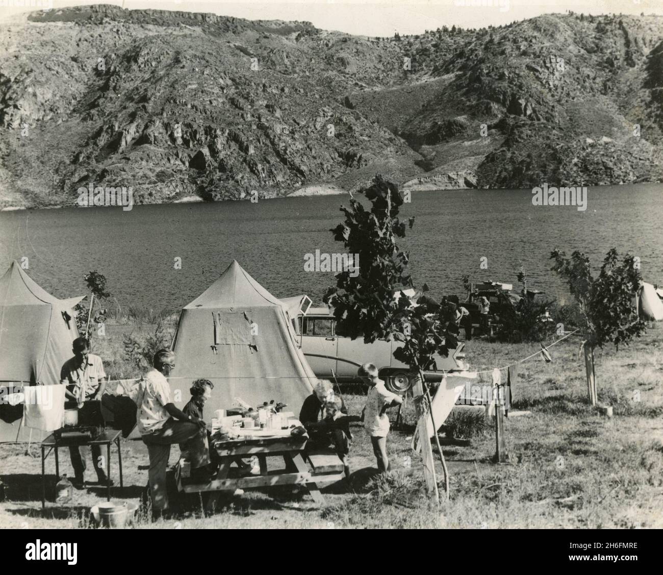 Family camping at Roosevelt Lake, Coulee Dam National Recreation Area, Washington State, USA 1959 Stock Photo