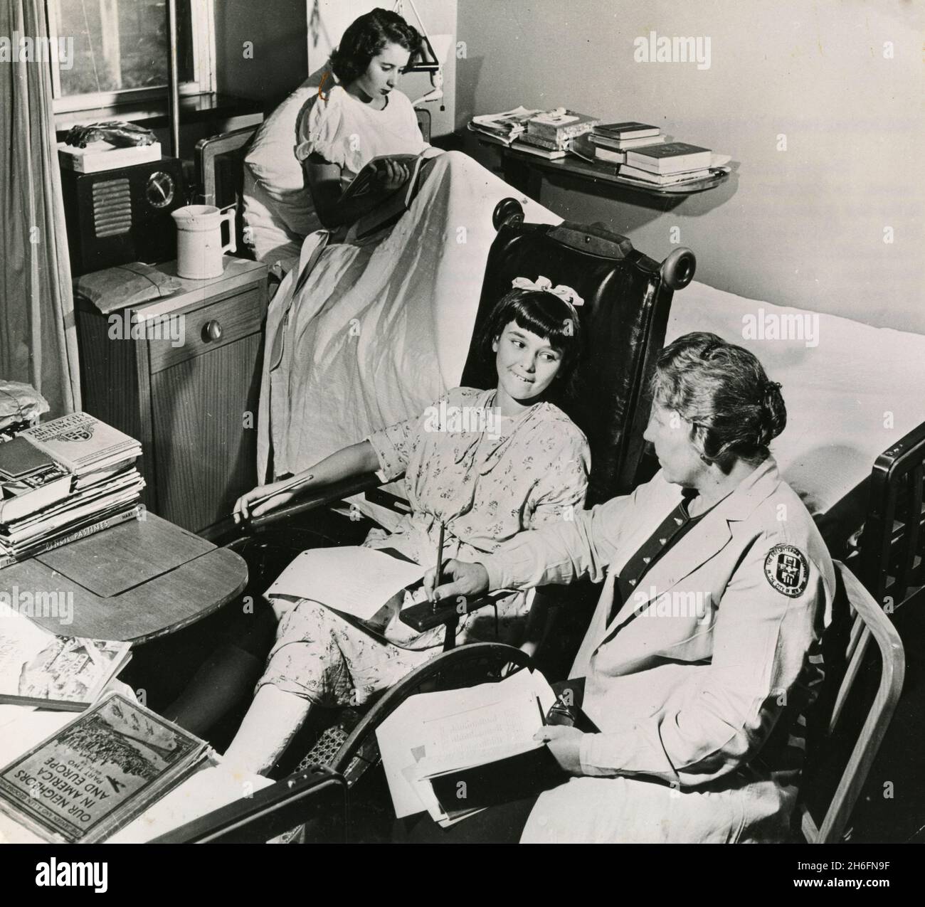 Visiting teacher for hospitalized children at Columbia Presbyterian Medical Center, NY, USA 1952 Stock Photo