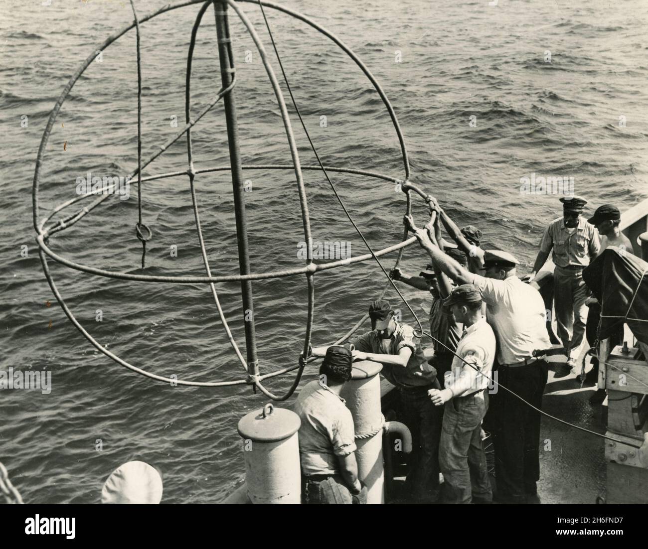 Deep Dip's electro-magnetic antenna is lowered into the sea to study deepest seas, USA 1960 Stock Photo