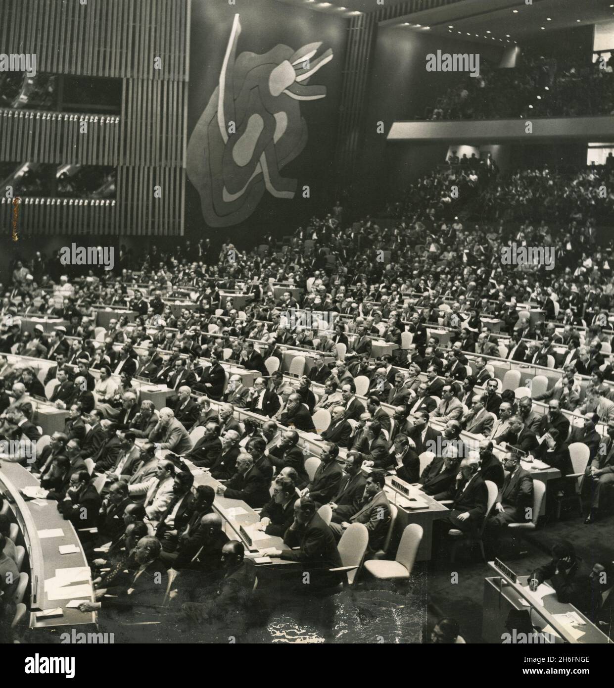 The audience at the opening session of the Tenth General Assembly of the United Nations, New York, USA 1955 Stock Photo