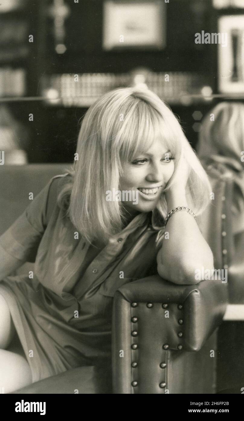 Fohisha qol bilan sikiladi