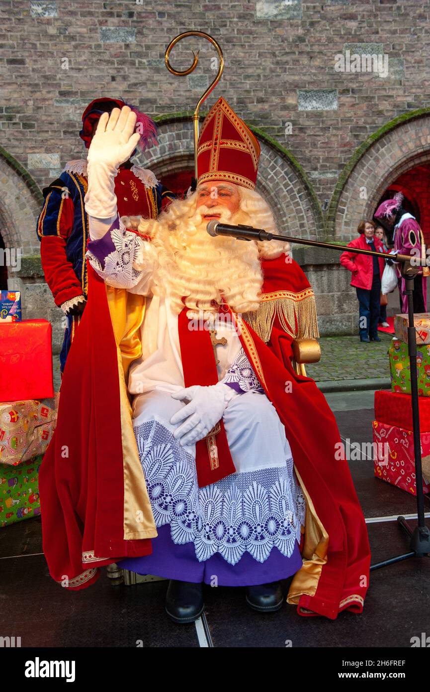 ENSCHEDE, THE NETHERLANDS - NOV 13, 2021: The dutch Santa Claus called 'Sinterklaas' is arriving in town and waving to the children. Stock Photo