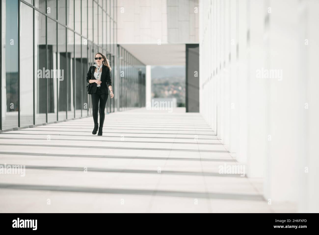 Business woman outside building hi-res stock photography and images - Alamy