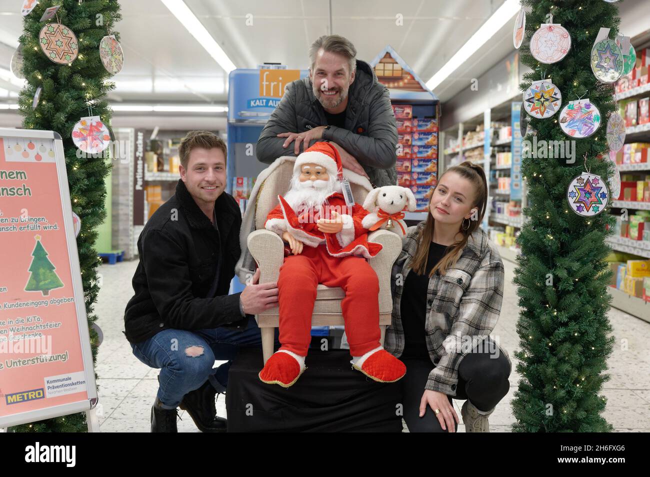 Krefeld, Germany. 15th Nov, 2021. Actors Dominik Flade, Stefan Bockelman  and Julia Wiedemann from the RTL series "Alles was zählt" (l-r) pose with a  Christmas mannequin at a press event for the "
