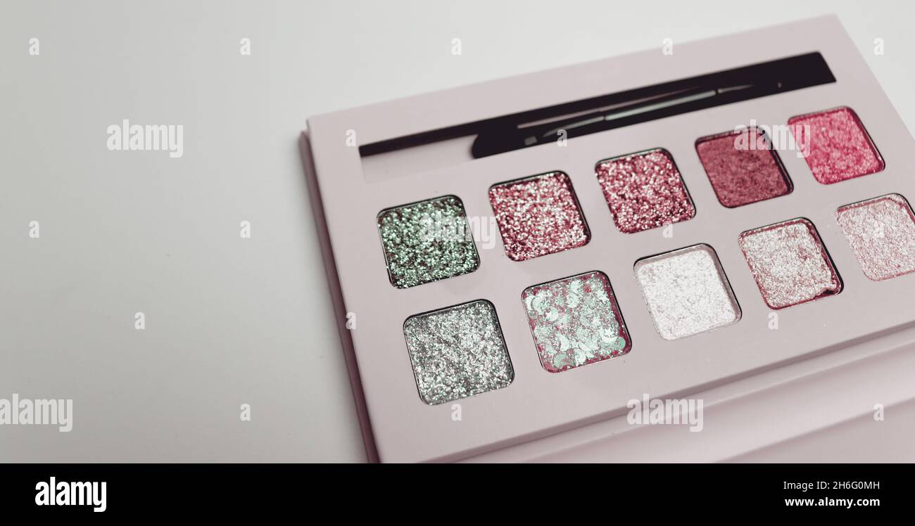 beautiful-eyeshadow-palette-with-brush-for-banner-concept-makeup