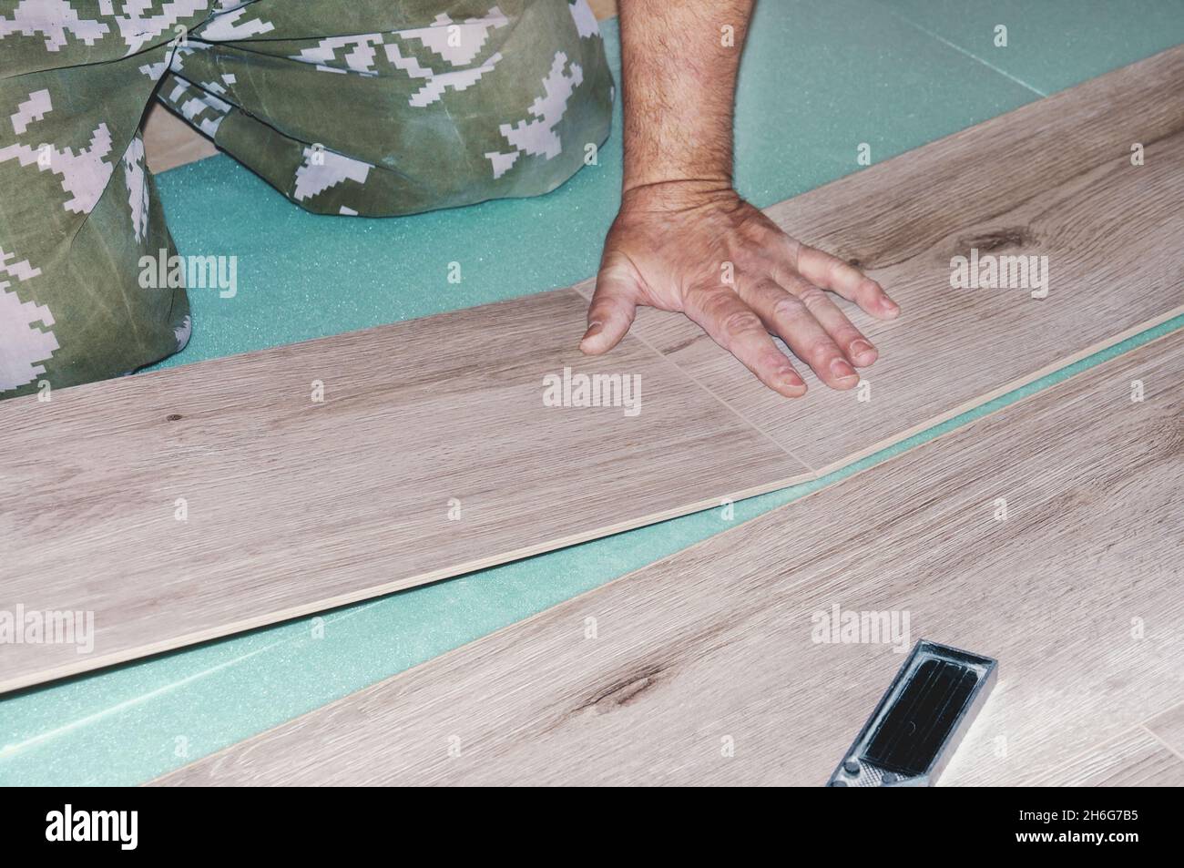 Laying laminate flooring with your own hands. The master lays the