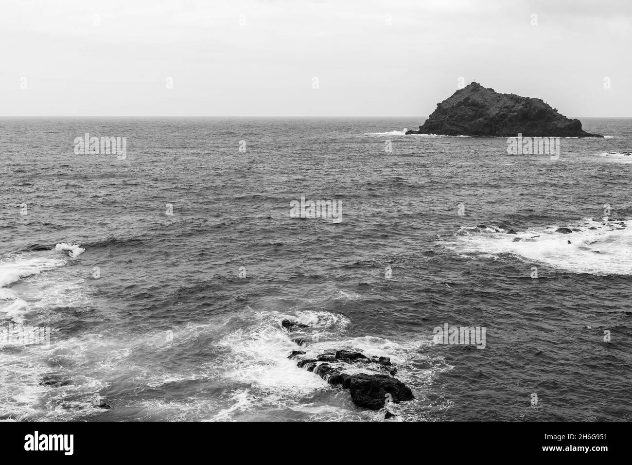Rocky coast and splashing ocean waves. Black and white Stock Photo - Alamy