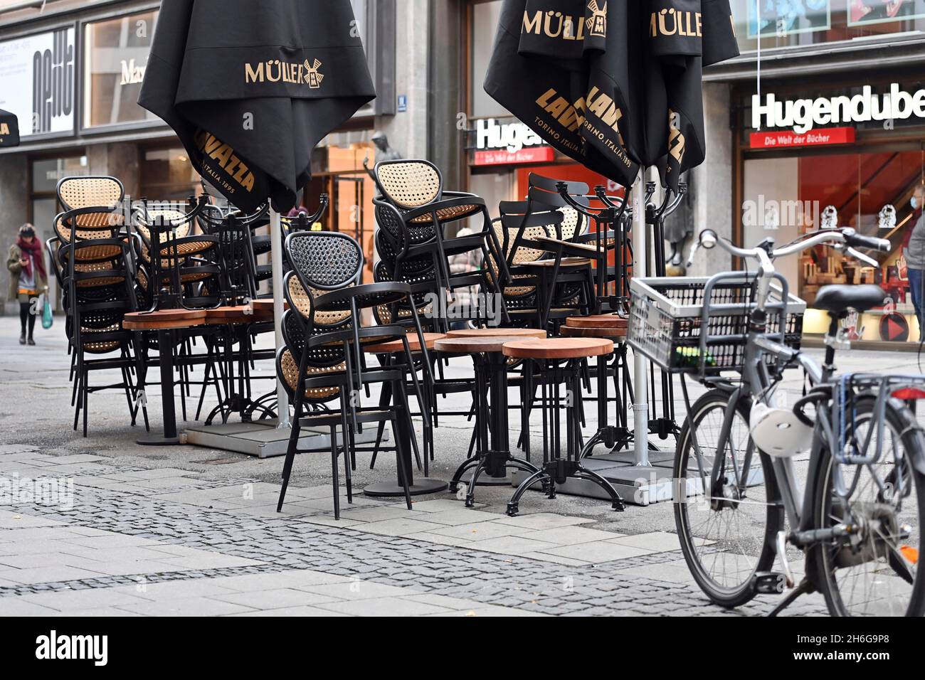 Munich, Deutschland. 15th Nov, 2021. Topic picture: Gastronomy in the coronavirus pandemic, stacked chairs and tables in front of a Bavarian restaurant, beer garden, outdoor gastronomy on November 15, 2021. Credit: dpa/Alamy Live News Stock Photo