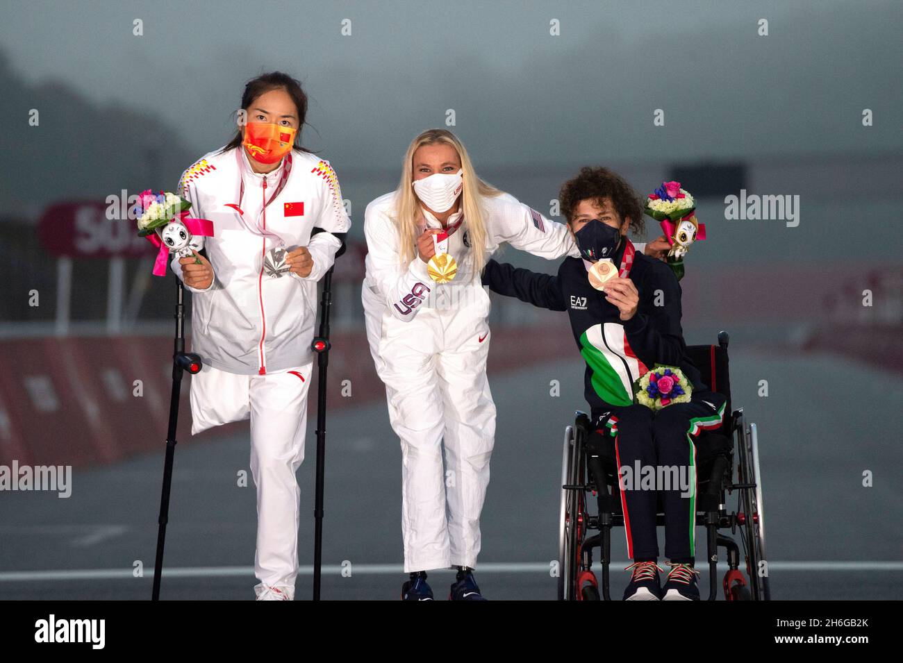 Oksana Masters On The Podium Receiving The Gold Medal For The Womens H5 Road Race At The Tokyo