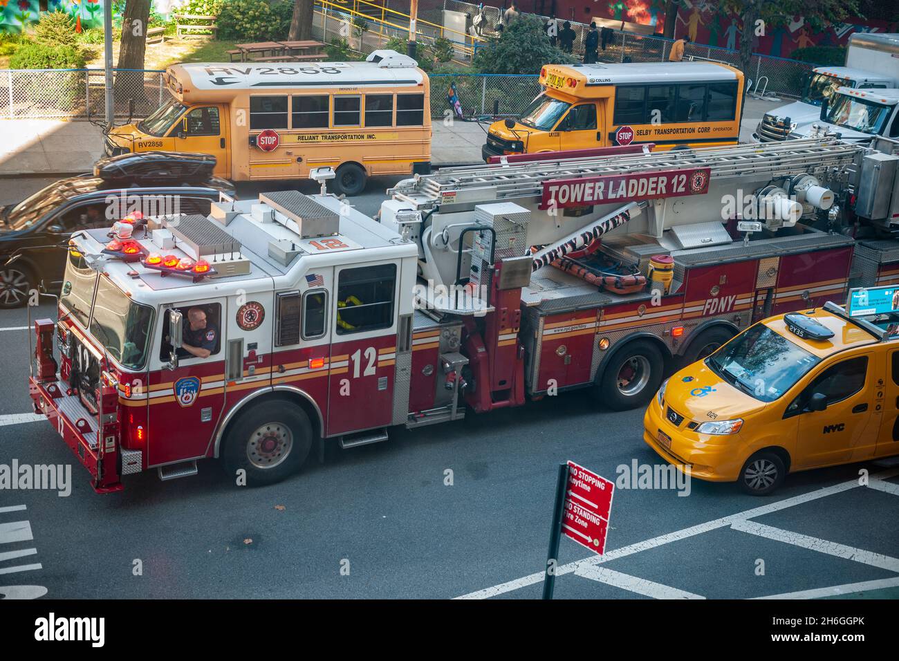 Members of FDNY Ladder 12 and Engine 1 respond to a box in Chelsea in New York on Monday, November 1, 2021. Today is the first day of the city’s vaccine mandate requiring all city workers to be vaccinated or be put on unpaid leave. (© Richard B. Levine) Stock Photo