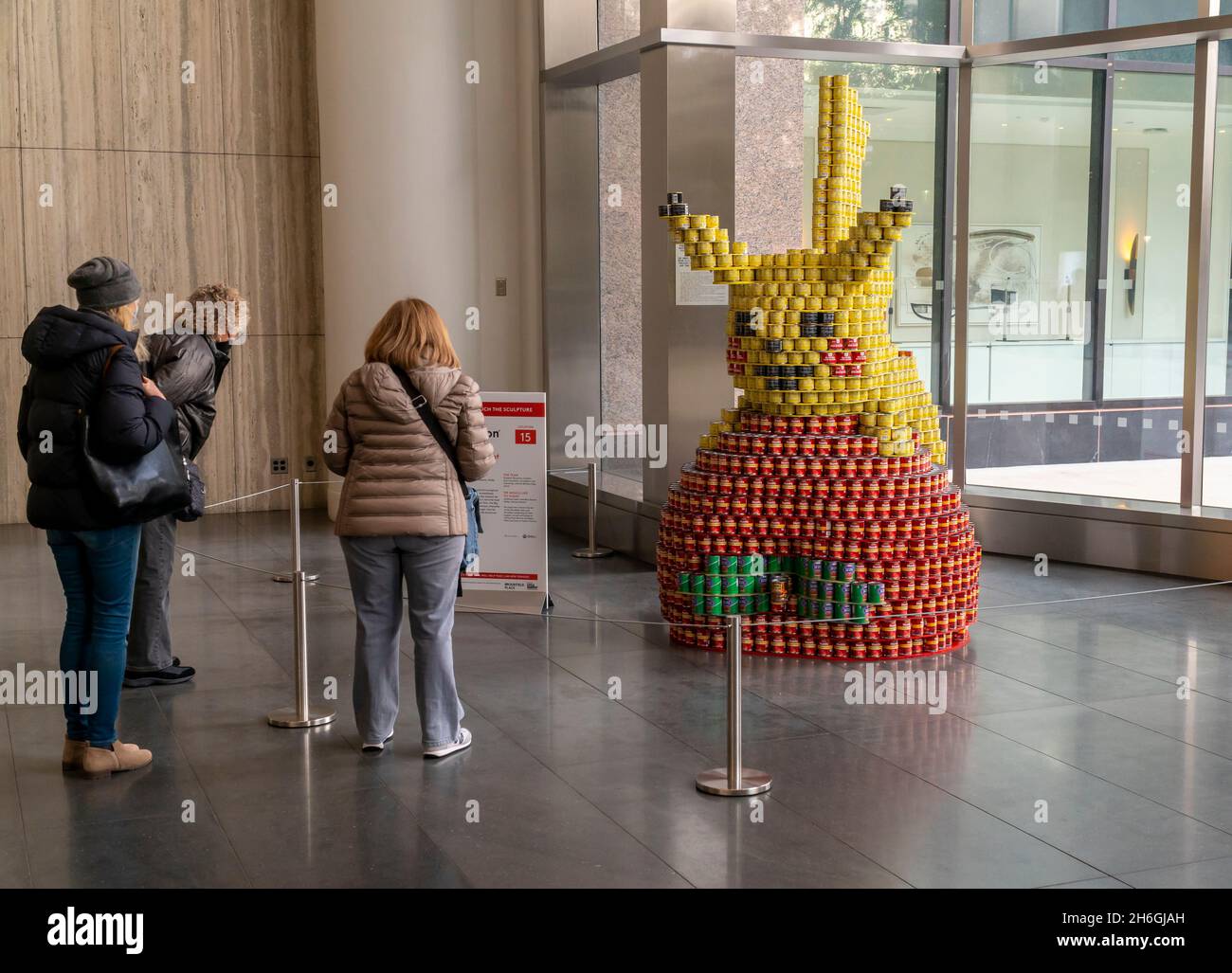 Pikachu na praça fotografia editorial. Imagem de grande - 172728827