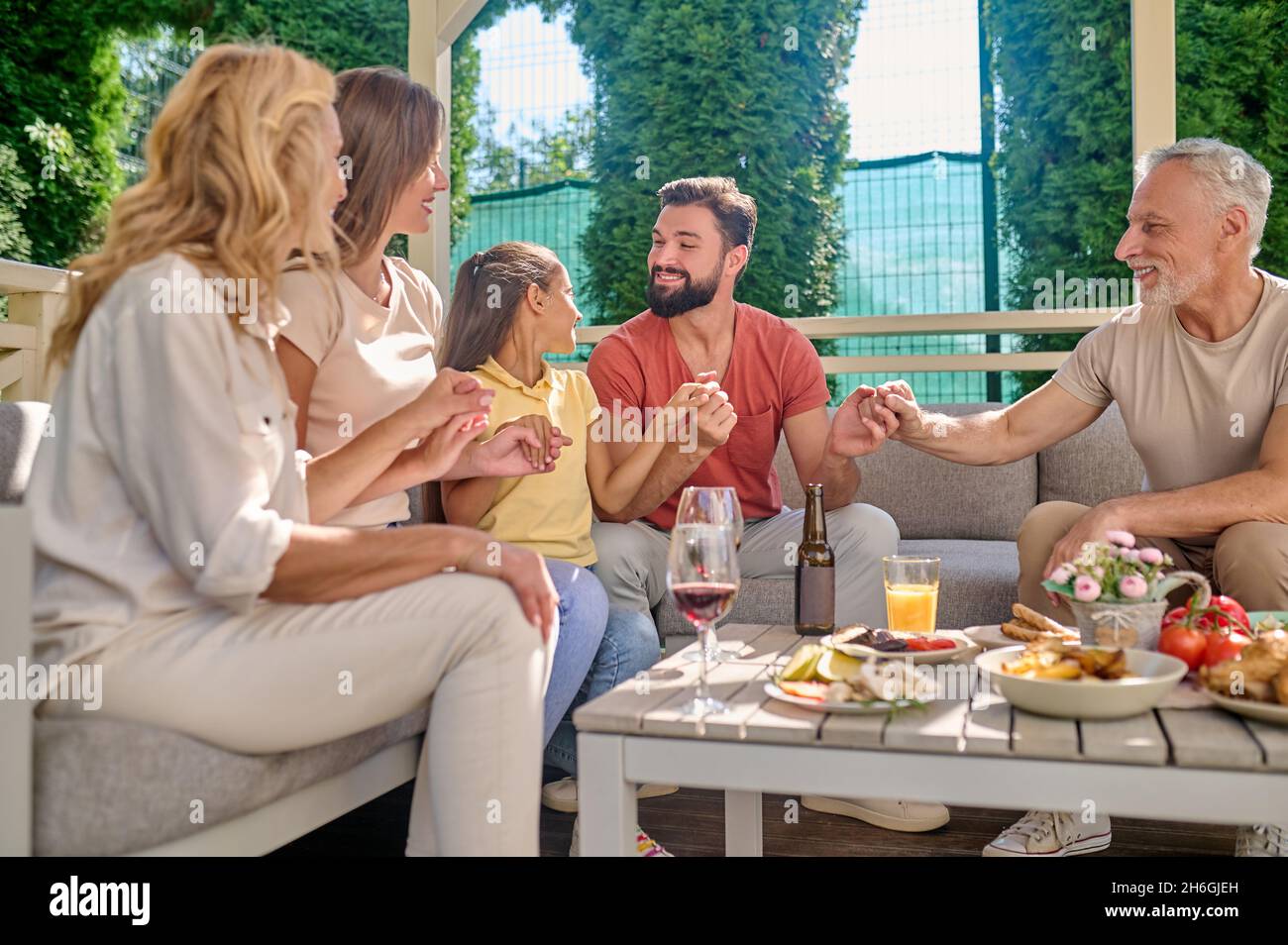 Family gathered at dining table hi-res stock photography and images - Alamy