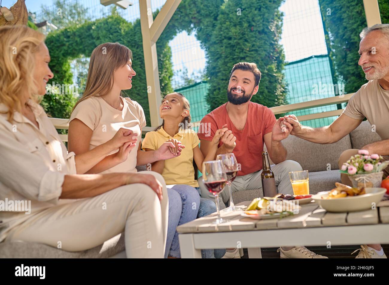 Family gathered at dining table hi-res stock photography and images - Alamy