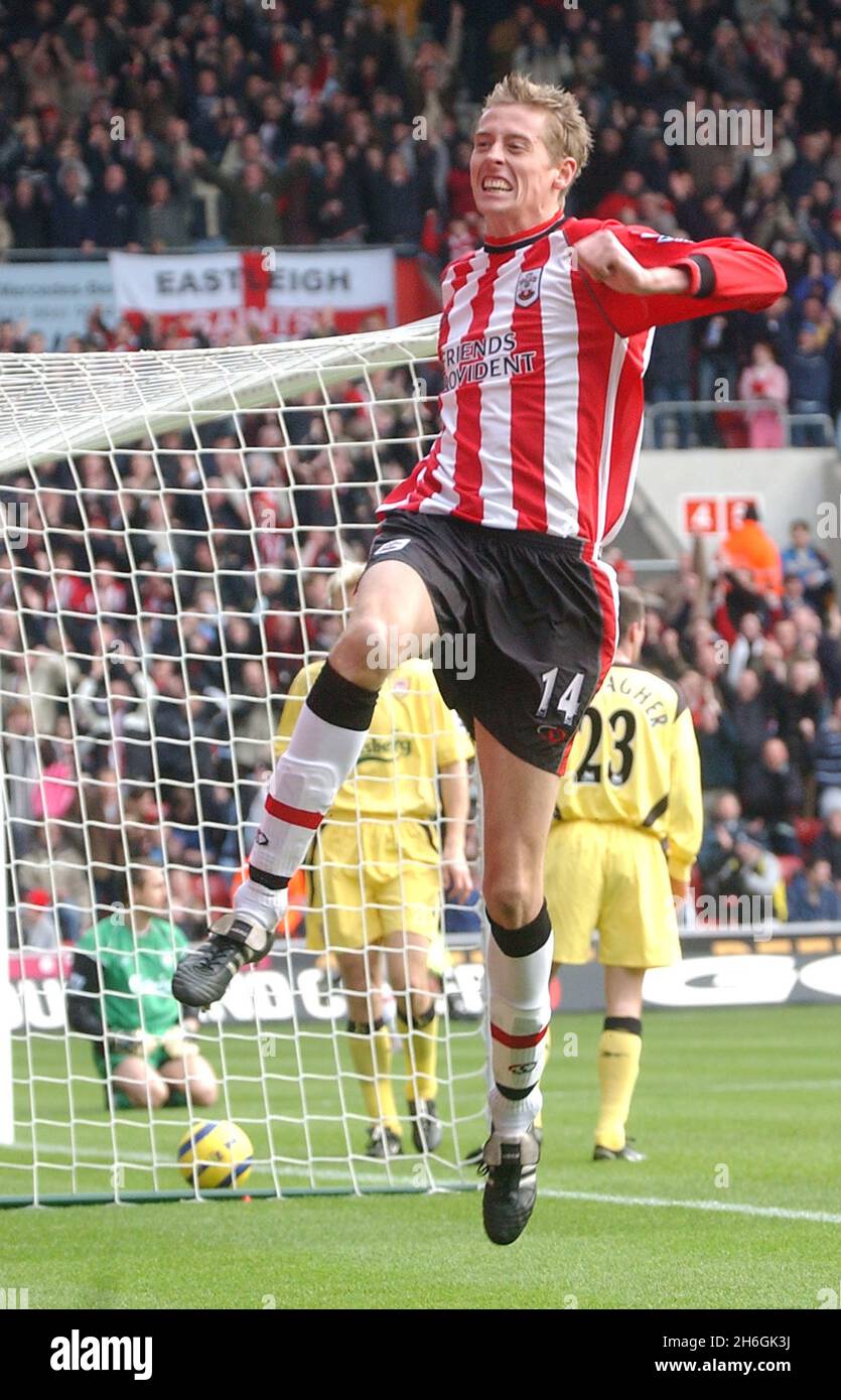 SOUTHAMPTON V LIVERPOOL PETER CROUCH CELEBRATES NO 2 PIC MIKE WALKER, 2005  Stock Photo - Alamy