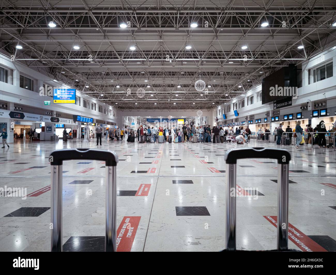 Passengers queue at a check in desk hi-res stock photography and images ...