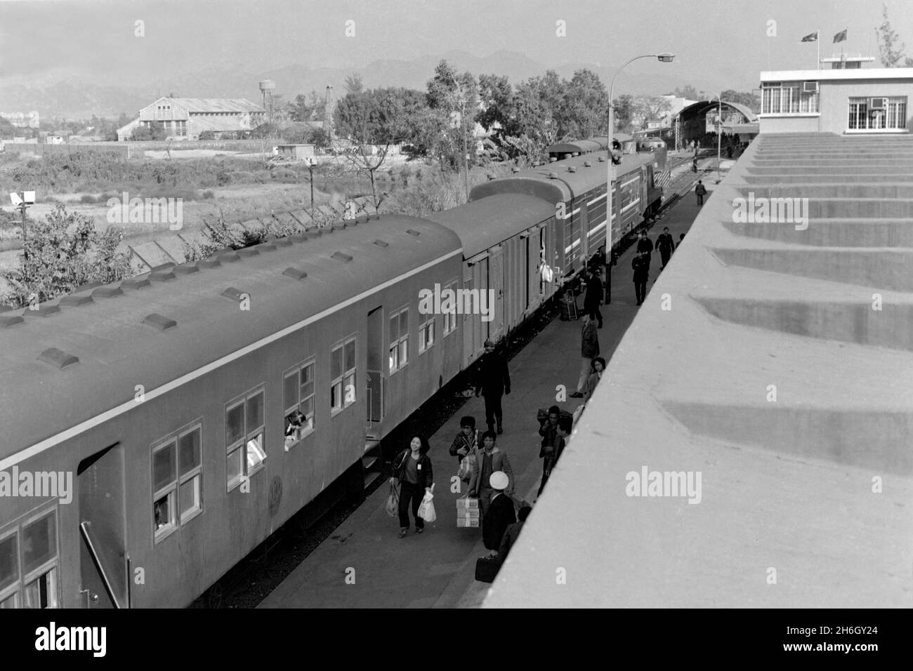 Lo Wu Railway Station, Hong Kong. View of passengers getting off a train, at the border crossing, Lunar New Year, 1981. Looking north, Shenzhen, China is visible at the top of this photo. The diesel trains were phased out when the Kowloon-Canton Railway (HK section) was electrified in the early 1980s Stock Photo