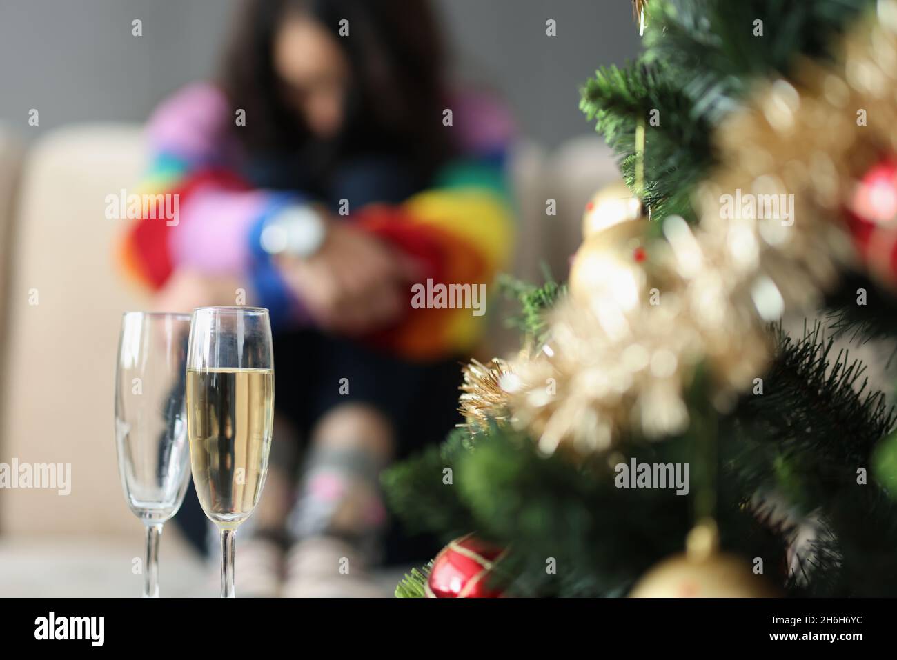 Woman alone christmas sad hi-res stock photography and images - Alamy