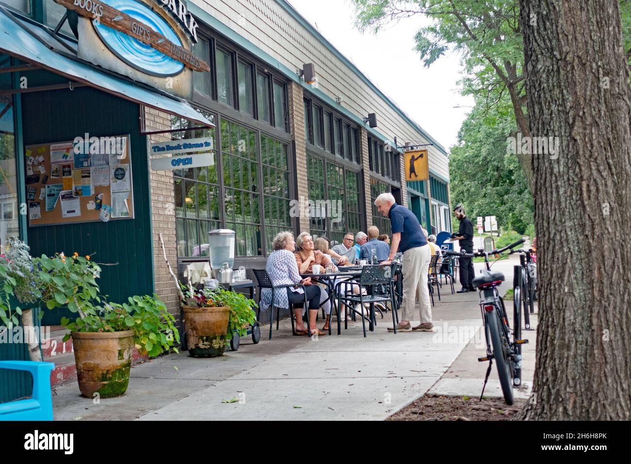 Outdoor dining at the Kenwood Restaurant next to Birch Bark Bookstore owned by Louise Erdich. Minneapolis Minnesota MN USA Stock Photo