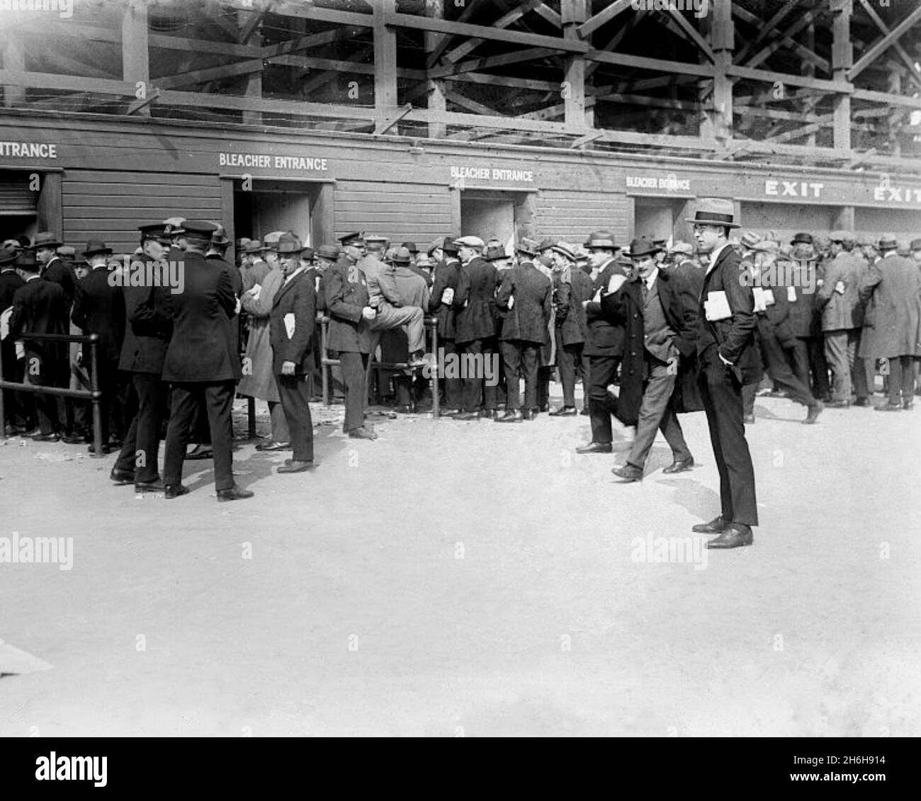 Yankee Stadium, New York. Fans lined up for Game 1, World Series, Yankees v Giants, bleacher seats, 10 October 1923. Stock Photo