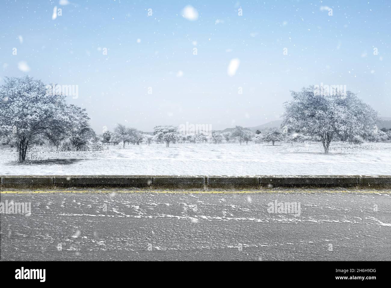 Snowfall on empty highway hi-res stock photography and images - Alamy