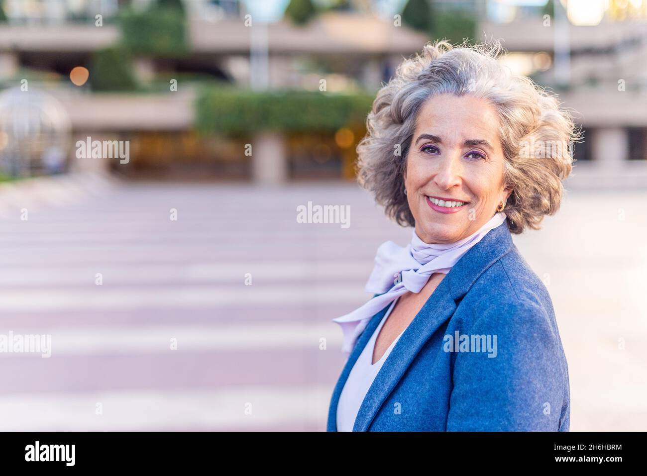 Stylish mature woman alone hi-res stock photography and images - Alamy