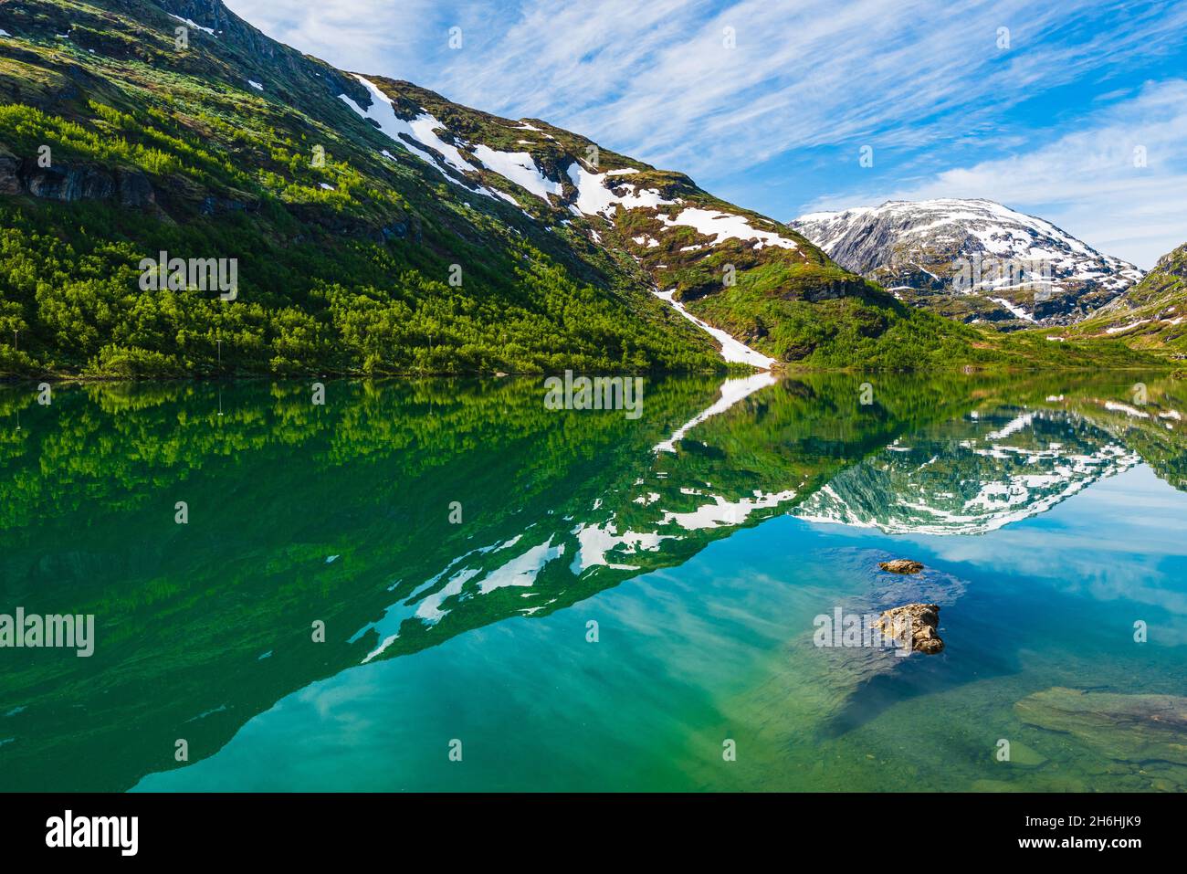 Still mountain lake hi-res stock photography and images - Alamy
