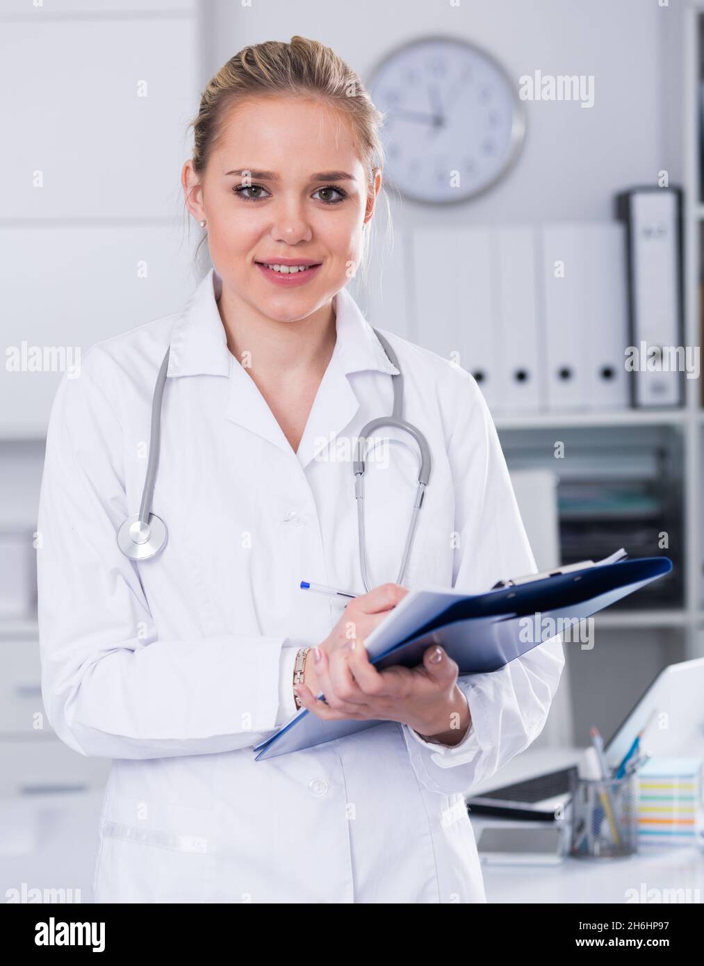 Female docto advising in medical office Stock Photo - Alamy