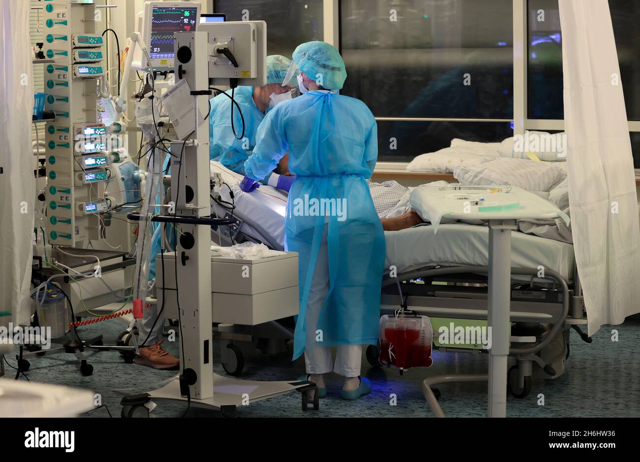 Leipzig, Germany. 15th Nov, 2021. A specialist and an intensive care nurse intubate a Covid-19 patient in the intensive care unit of Leipzig University Hospital. Due to the rising number of corona infections and the resulting sharp increase in the number of COVID-19 patients requiring treatment, the University Hospital has reduced the number of planned operations by over 30 percent. This is to secure the capacities for the treatment of COVID-19 patients. Credit: Jan Woitas/dpa-Zentralbild/dpa/Alamy Live News Stock Photo