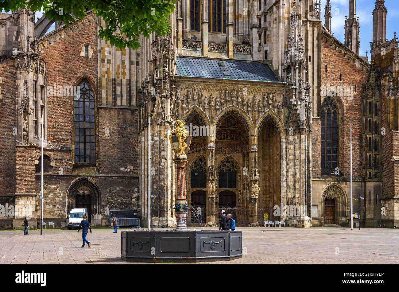 Ulm, Baden-Württemberg, Germany: Western view of the world-famous Minster, as well as the Lions' Fountain in front of it. Stock Photo