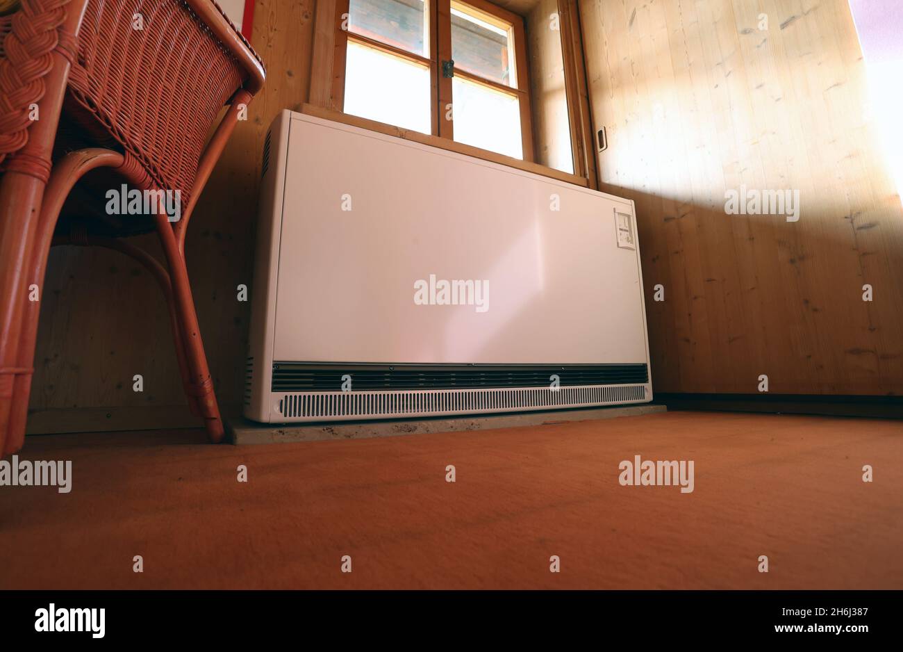 Kaufbeuren, Germany. 08th Nov, 2021. An electric storage heater is located in the room of a single-family house. The storage heater can convert the electrical energy into heat and then release it to the room with a time delay. Credit: Karl-Josef Hildenbrand/dpa/Alamy Live News Stock Photo