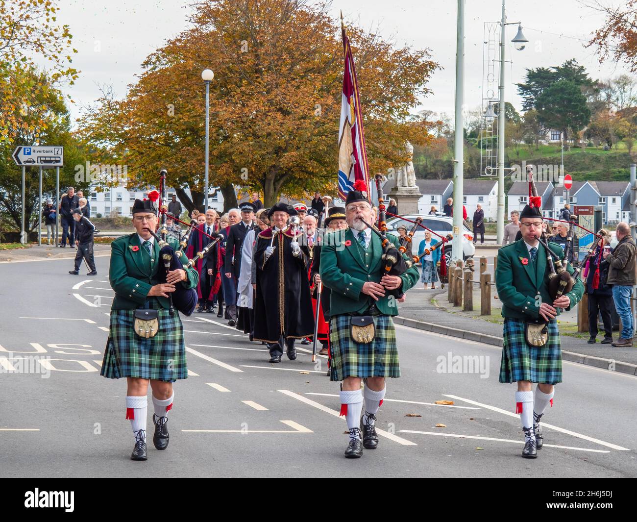BIDEFORD, DEVON, ENGLAND - NOVEMBER 14 2021: Remembrance Sunday ceremony. Bagpipe players lead local dignitaries to the wreath-laying. Stock Photo