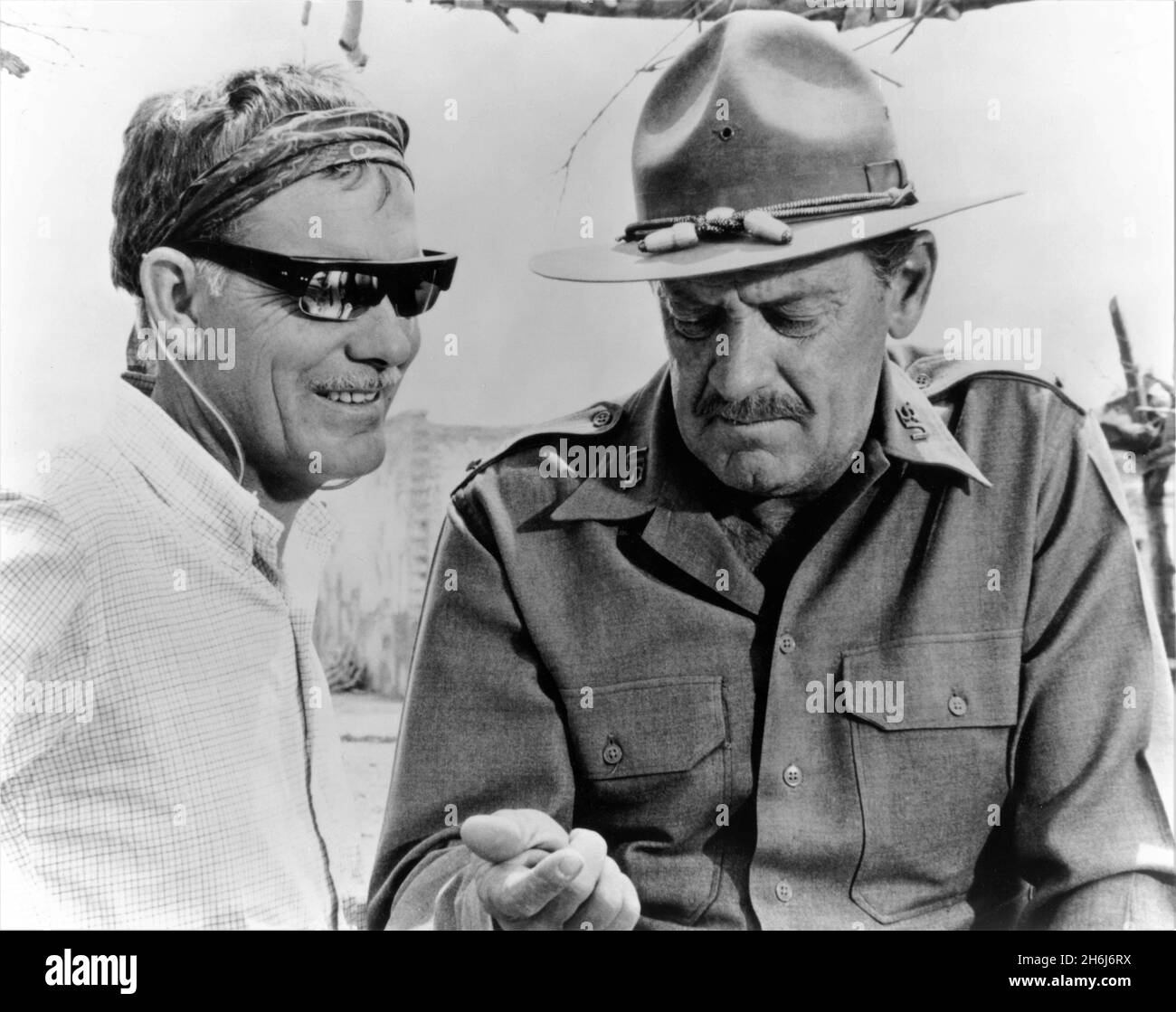 Director SAM PECKINPAH and WILLIAM HOLDEN on set location candid during filming of THE WILD BUNCH 1969 director SAM PECKINPAH story Walon Green and Roy N. Sickner screenplay Walon Green and Sam Peckinpah music Jerry Fielding producer Phil Feldman Warner Bros. / Seven Arts Stock Photo