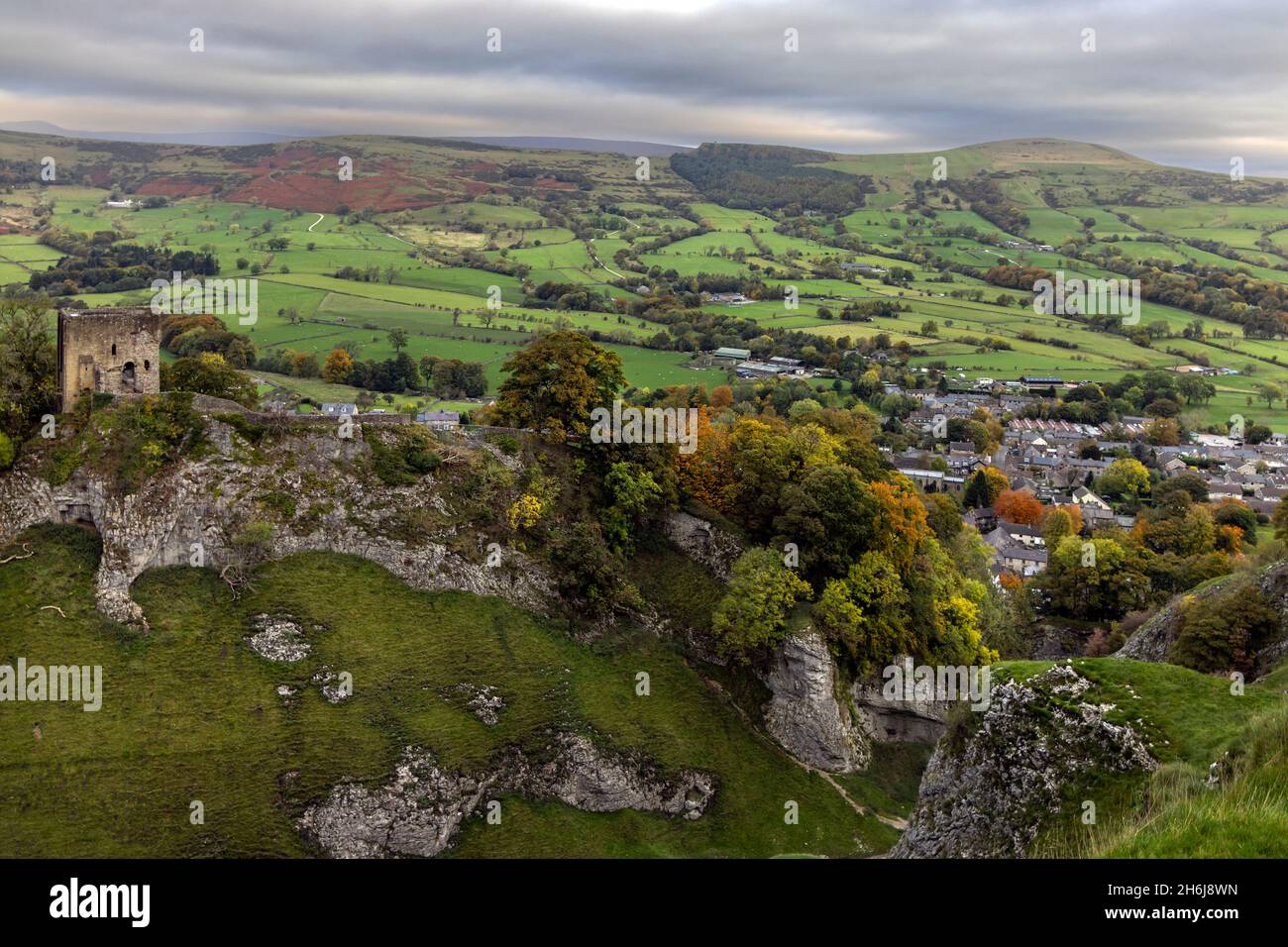 The ruins of Peveril Castle above Cave Dale near Castleton in the Peak District National Park, Derbyshire, England. Stock Photo