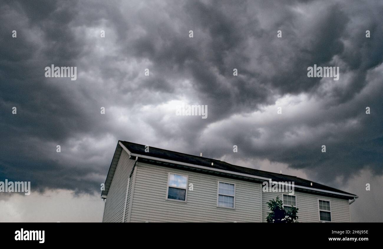 Dark stormy gray skies hi-res stock photography and images - Alamy